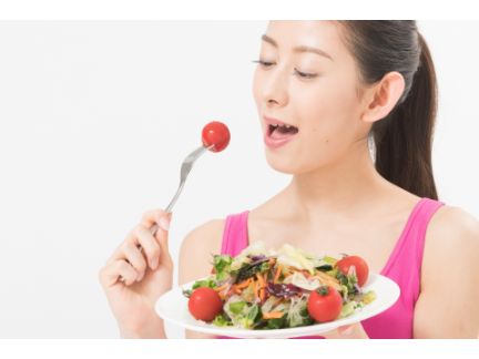サラダを食べる女性の写真