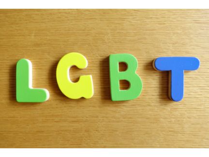 LGBTの文字がテーブルに並べられている写真
