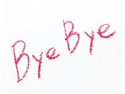 口紅で「Bye Bye」と書かれた写真