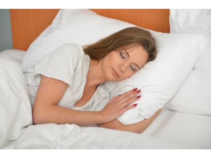 ベッドで眠る女性の写真