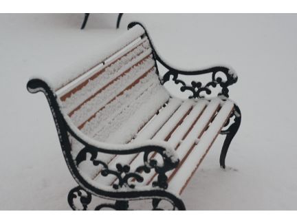 雪が積もったベンチの写真