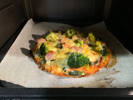 焼き上がったピザの写真