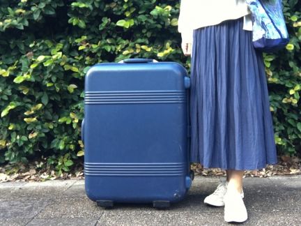 スーツケースと女性の写真