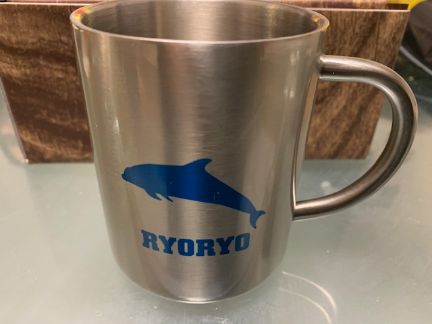 イルカと『RYORYO』が刻印されたマグカップ