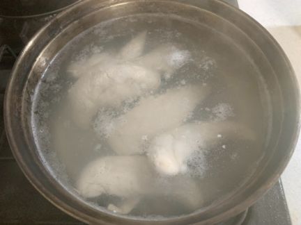 ささみを鍋で茹でる写真